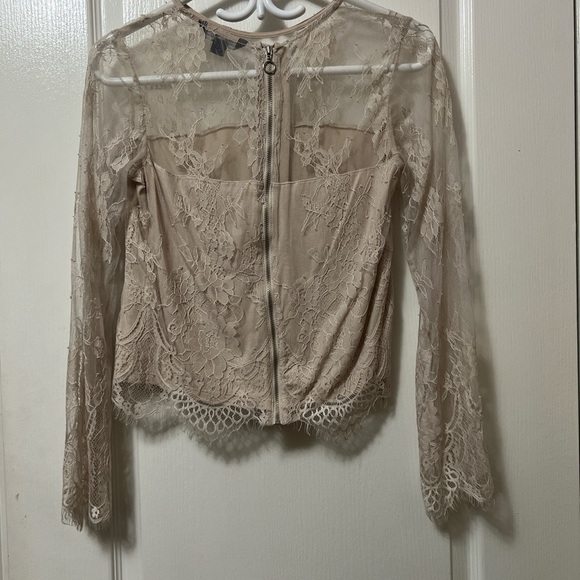 A cute top for work or for a night out! - Picture 2 of 2